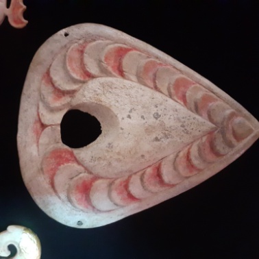 Бляха нагрудная каплевидной формы