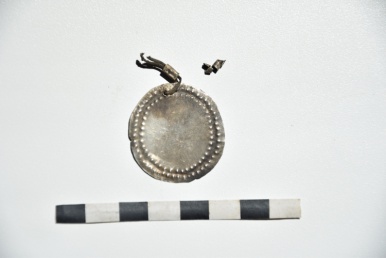 Мониста из белого метала